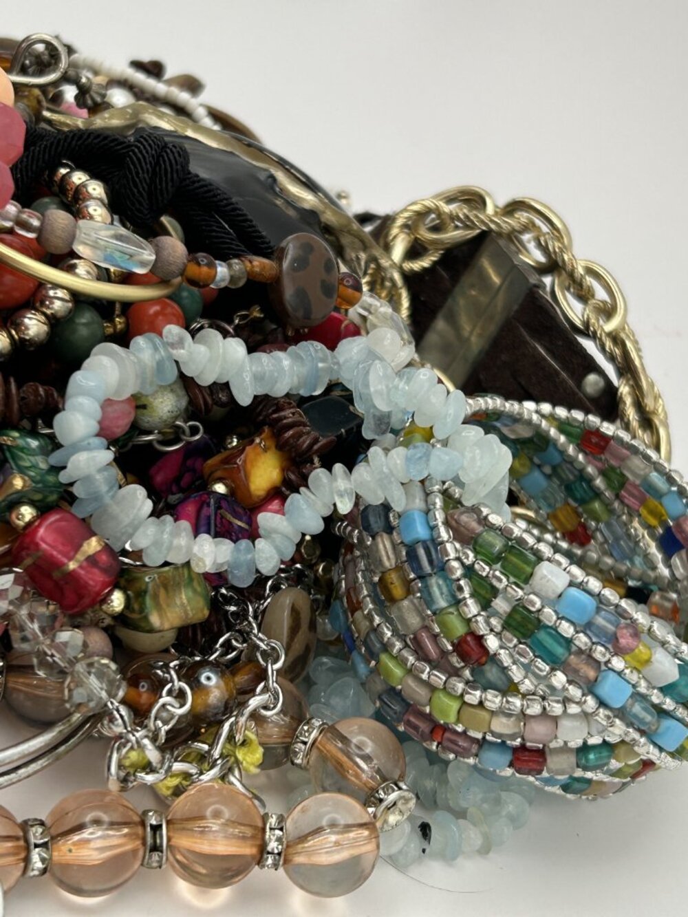 2 lbs Jewelry Lot Vintage to Now Costume Wear Resell Craft Harvest - Picture 6 of 10